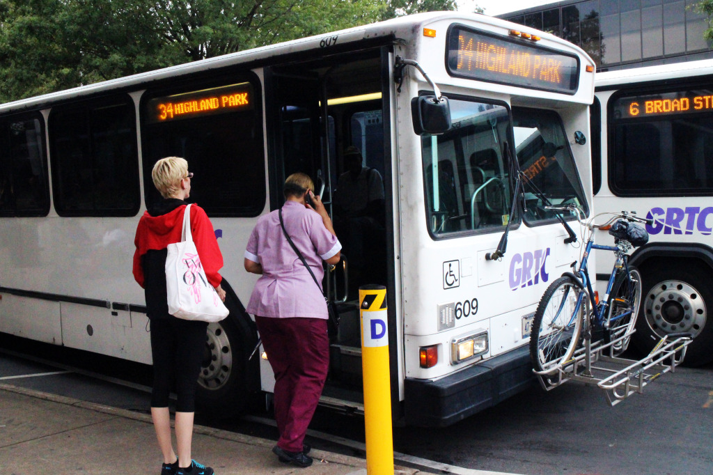 Passengers board a GRTC bus at the transfer plaza on 9th Street. Photo by Evelyn Rupert.